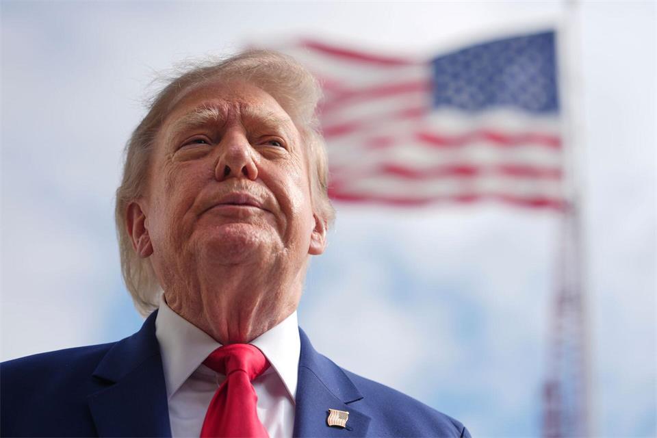 US-Präsident Trump hat neue Zölle gegen Russland vorerst auf Eis gelegt.Julia Demaree Nikhinson/AP/dpa