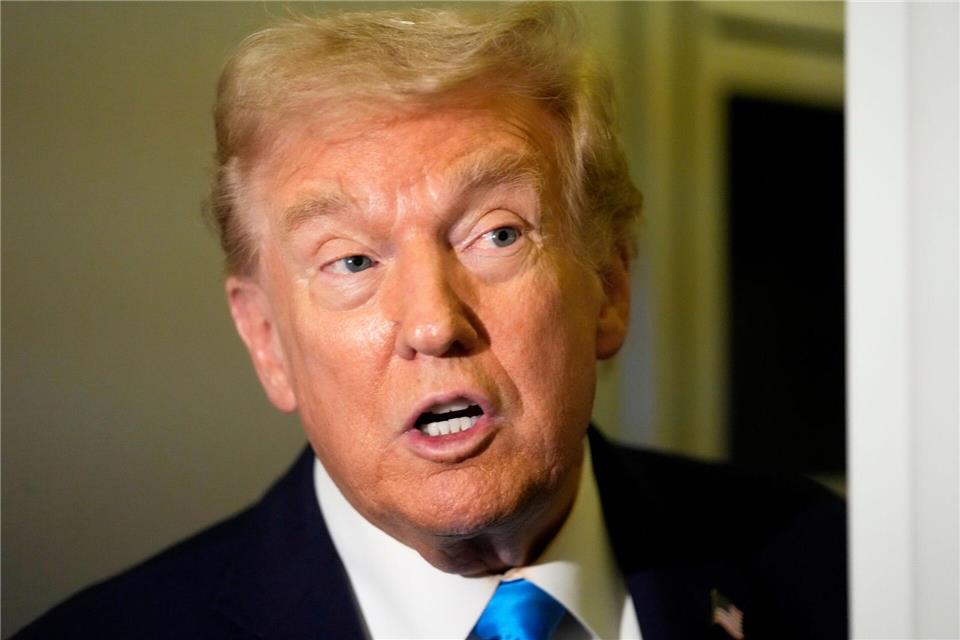 Trump kündigt zusätzliche Zölle gegen Kanada an  US-Präsident Trump kündigt zusätzliche Zölle gegen Kanada an. Mark Schiefelbein/AP/dpa