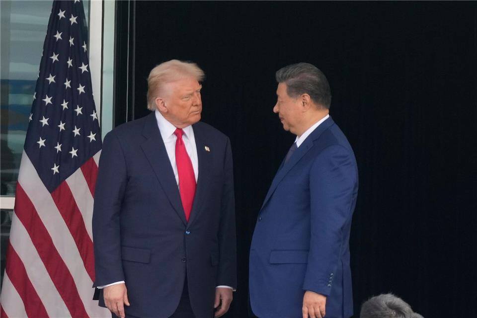 US-Präsident Trump (l) hatte Chinas Staatschef Xi zuletzt in Südkorea getroffen. (Archivbild)Mark Schiefelbein/AP/dpa