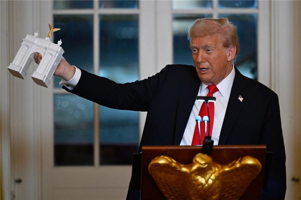 US-Präsident Trump präsentiert Modell eines TriumphbogensJohn McDonnell/AP/dpa