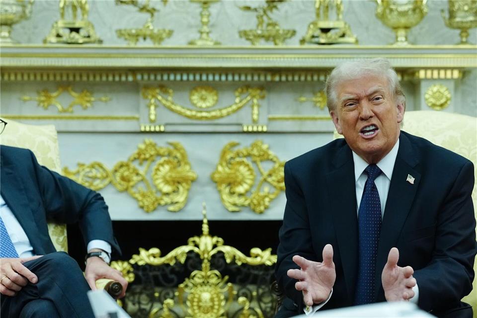 US-Präsident Trump (r.) greift Bundeskanzler Merz (l.) wieder an. (Archivbild)Kay Nietfeld/dpa