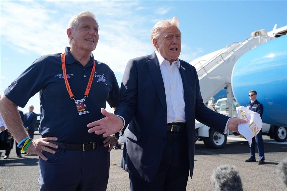 US-Präsident Trump (r) trifft mit der Air Force One zu seinem Besuch beim Ryder Cup ein.Alex Brandon/AP/dpa