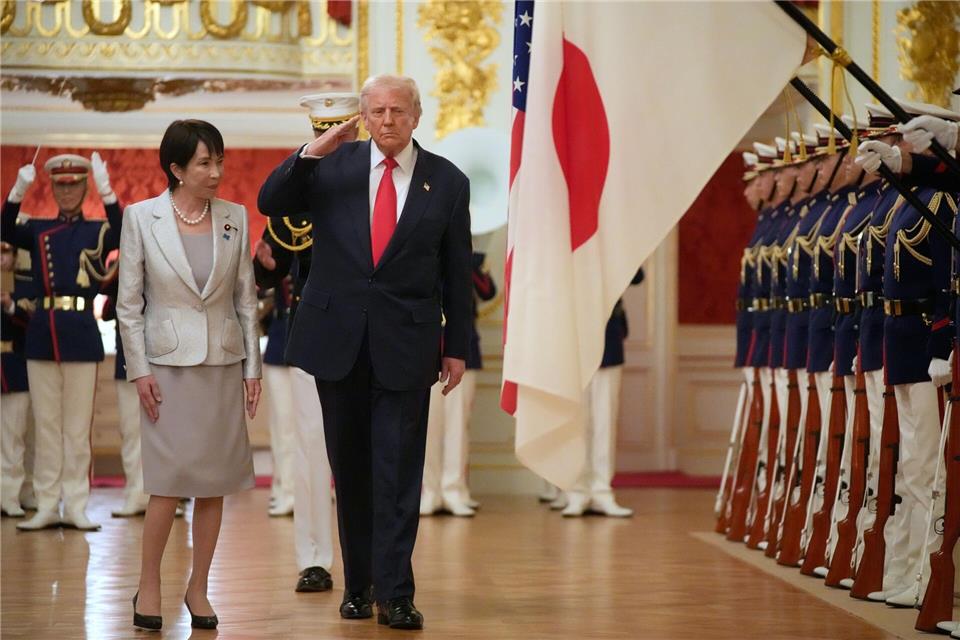Bilder des Tages  US-Präsident Trump salutiert bei seinem Besuch in Tokio.Mark Schiefelbein/AP/dpa