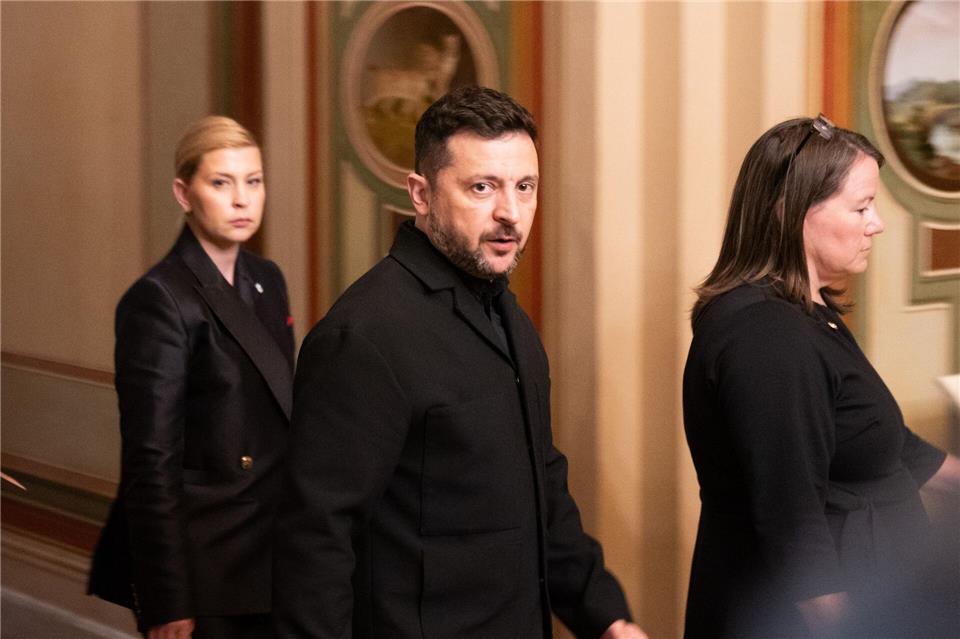 US-Präsident Trump soll nach Darstellung des ukrainischen Präsidenten Selenskyj die geforderten Patriot-Lizenzen zugesagt haben.Allison Robbert/AP/dpa