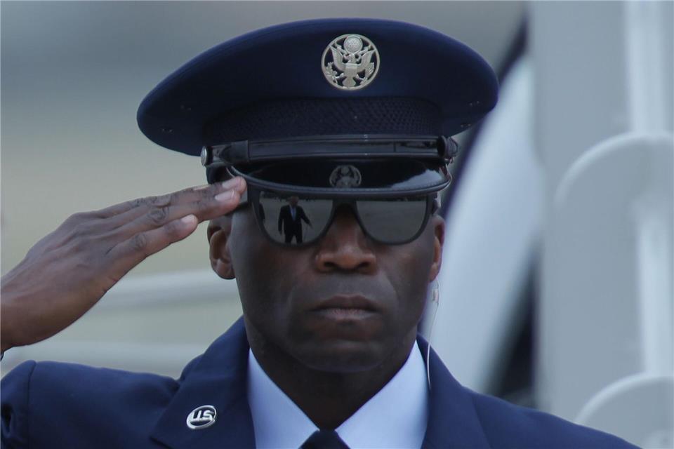 US-Präsident Trump spiegelt sich in der Brille von Air Force Chief Master Sgt. Tyrone Yeargin auf der Joint Base Andrews.Luis M. Alvarez/AP/dpa