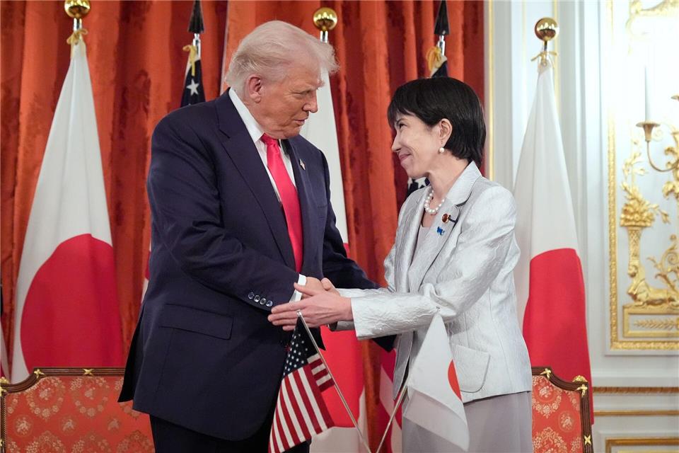 US-Präsident Trump und Japans Regierungschefin Takaichi pflegen ein enges Verhältnis. (Archivbild)Mark Schiefelbein/AP/dpa