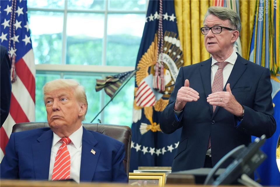 US-Präsident Trump und Peter Mandelson gerieten durch ihre Beziehungen zu Epstein beide unter Druck. (Archivbild)Evan Vucci/AP/dpa