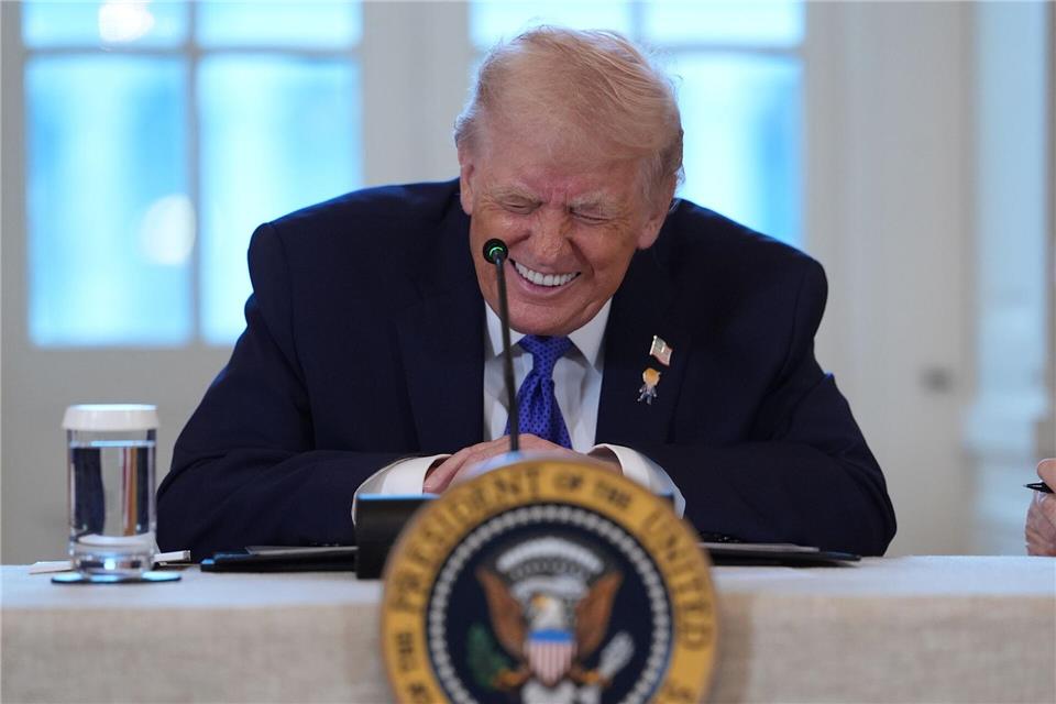 US-Präsident Trump will, dass die großen Ölkonzerne seines Landes mindestens 100 Milliarden Dollar in Venezuela investieren. Evan/AP/dpa