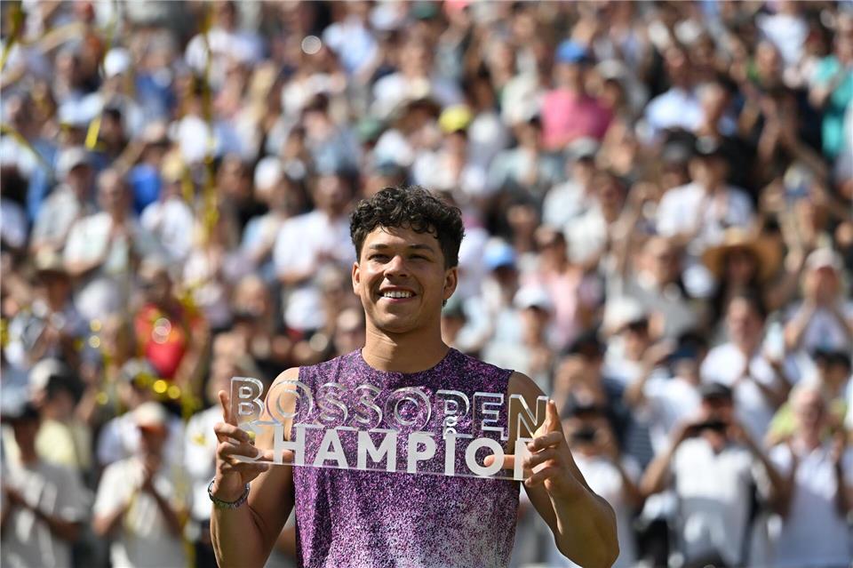 US-Profi Ben Shelton feiert den Tennis-Titel in Stuttgart.Marijan Murat/dpa