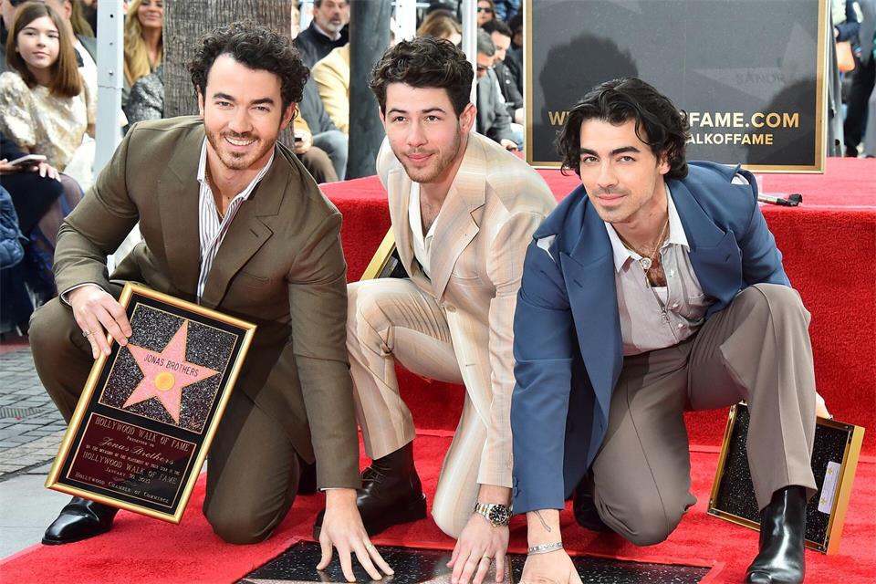 US-Sänger Kevin Jonas (l) hat eigenen Angaben zufolge seinen Brüdern Nick und Joe sowie weiteren Freunden versehentlich ein Nacktfoto geschickt. (Archivbild)Jordan Strauss/Invision via AP/dpa