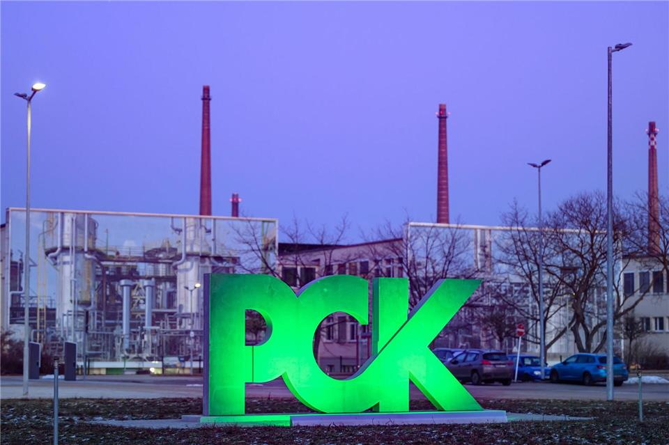 US-Sanktionen nehmen russische Ölkonzerne ins Visier. Kann für die deutschen Rosneft-Töchter und damit für die Raffinerie PCK im Nordosten Brandenburg erneut eine Ausnahme erwirkt werden? Patrick Pleul/dpa