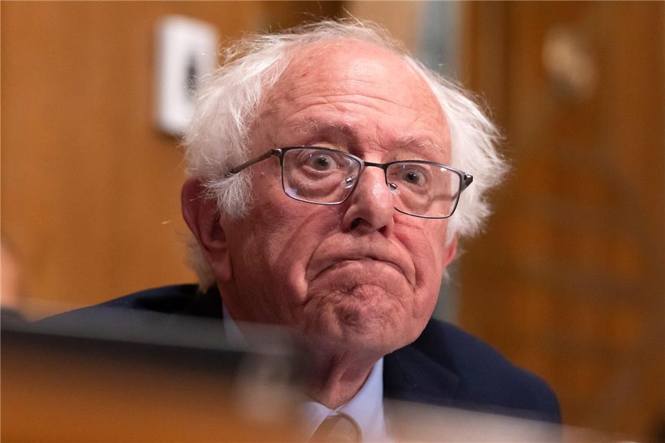 Bilder des Tages US-Senator Bernie Sanders hört zu, als US-Gesundheitsminister Kennedy Jr. vor dem Finanzausschuss des Senats auf dem Capitol Hill erscheint.Mark Schiefelbein/AP/dpa