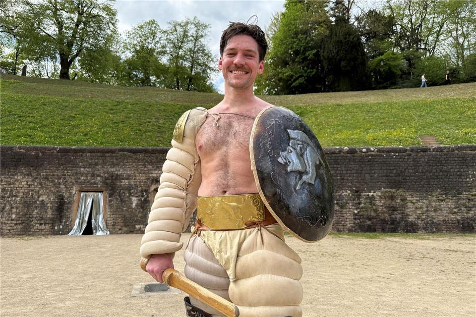 US-Soldat Harvey Brandon kommt regelmäßig zum Training der Gladiatorenschule. Er mag Geschichte und er mag es, zu kämpfen. (Archivbild)Birgit Reichert/dpa
