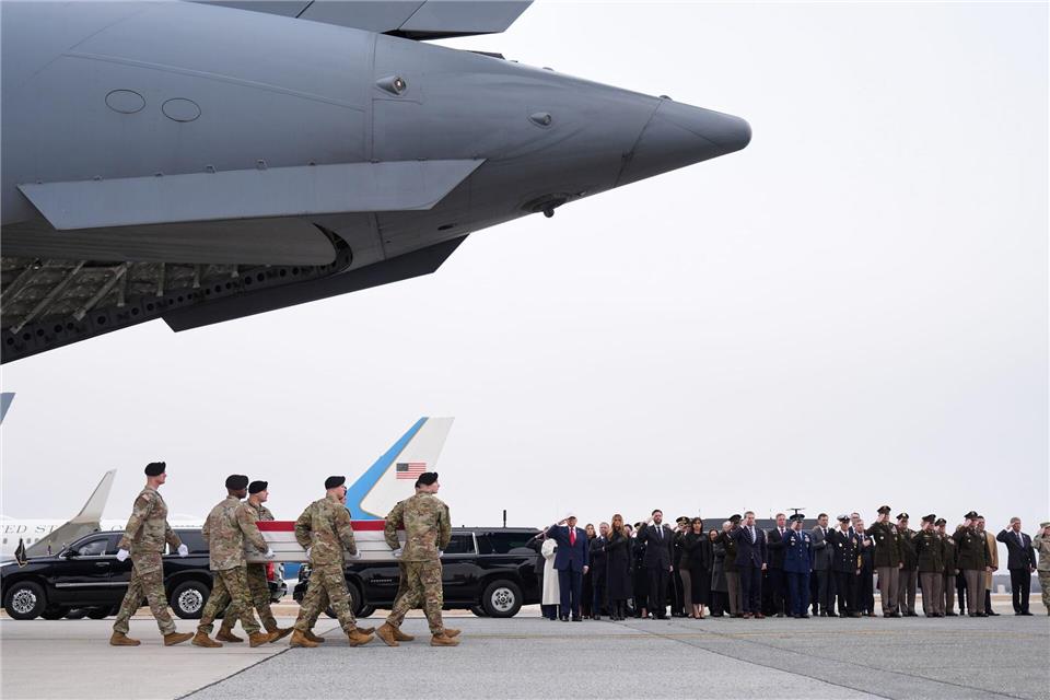US-Soldaten tragen eine mit einer US-Flagge bedeckten Sarg aus einer Transportmaschine. Mark Schiefelbein/AP/dpa
