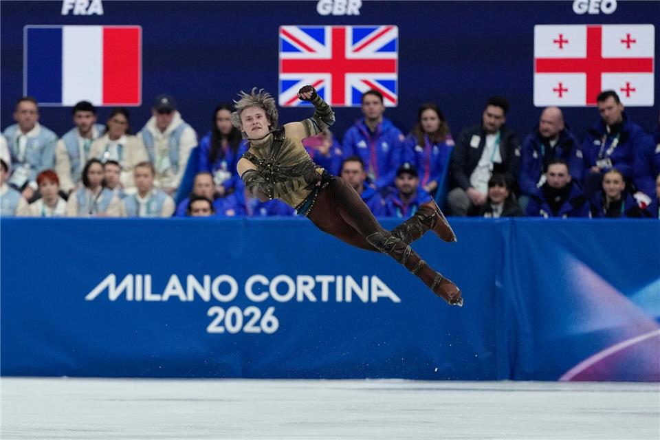 US-Superstar Ilia Malinin erlebte im Teamwettbewerb einen seltenen Dämpfer.Natacha Pisarenko/AP/dpa