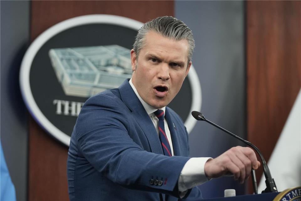 US-Verteidigungsminister Pete Hegseth äußert sich zum Krieg mit dem Iran. (Archivbild)Mark Schiefelbein/AP/dpa
