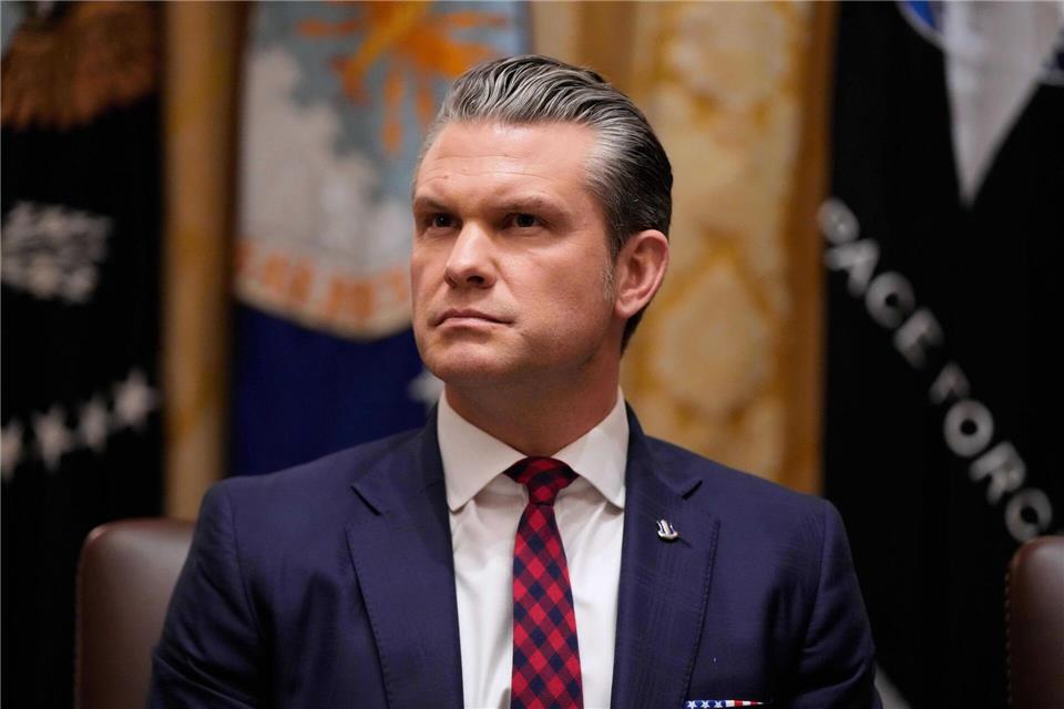 US-Verteidigungsminister Pete Hegseth droht den Terroristen des sogenannten Islamischen Staats. (Archivbild)Julia Demaree Nikhinson/AP/dpa