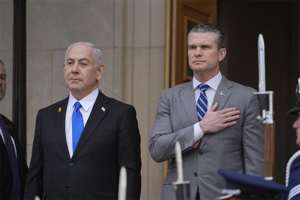 US-Verteidigungsminister Pete Hegseth (r) mit Israels Ministerpräsidenten Benjamin Netanjahu bei einem früheren Treffen. (Archivbild)Manuel Balce Ceneta/AP/dpa