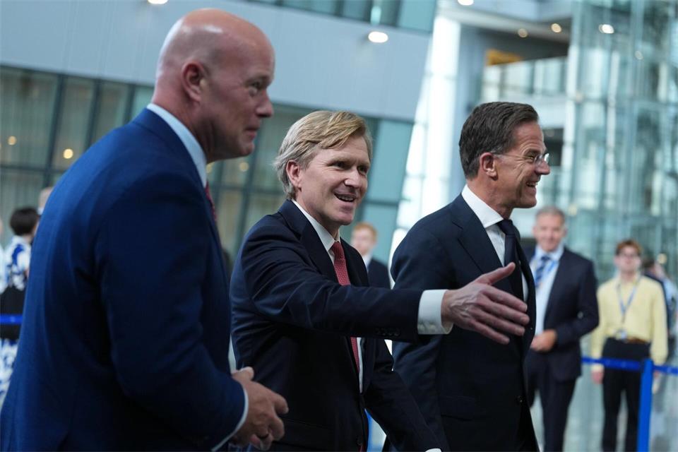 US-Verteidigungsstaatssekretär Elbridge Colby traf in Brüssel unter anderem Nato-Generalsekretär Mark Rutte (r) und US-Nato-Botschafter Matthew Whitaker.Virginia Mayo/AP/dpa