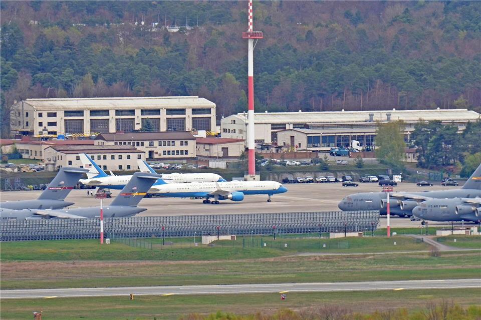 US-Vize Vance war mit einem weiß-blauen US-Regierungsflieger unterwegs.Thomas Frey/dpa