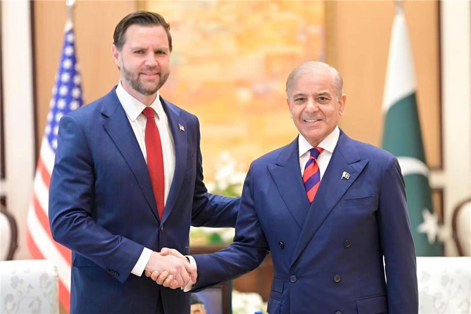 US-Vizepräsident JD Vance bei Vorgesprächen mit dem pakistanischen Premier, Shehbaz Sharif.---/Pressebüro Pakistanische Regierung/dpa