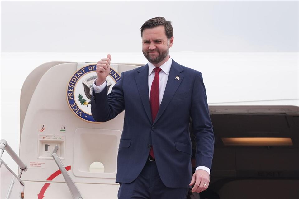 US-Vizepräsident J.D. Vance trifft zu Gesprächen mit Vertretern des Iran in Islamabad ein.Jacquelyn Martin/AP POOL/AP/dpa