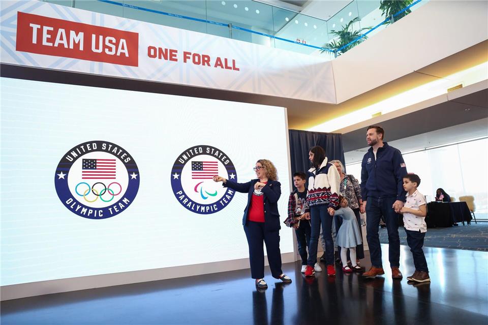 US-Vizepräsident JD Vance wird bei den Olympischen Winterspielen von seiner Familie begleitet.Kevin Lamarque/Pool REUTERS/AP/dpa