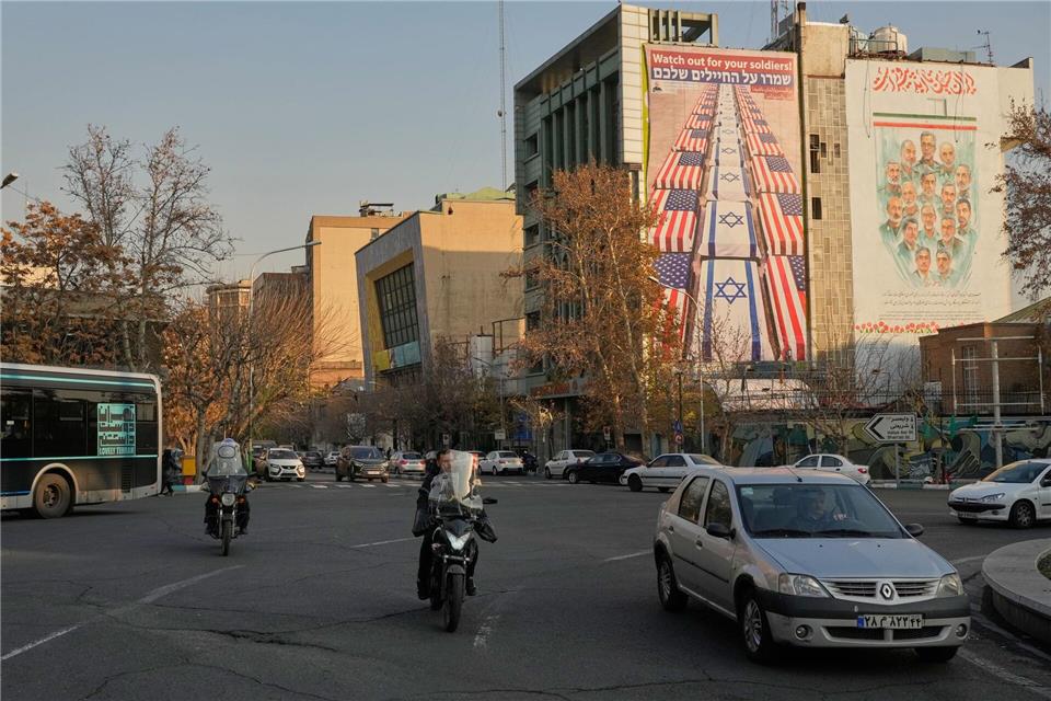 USA und Israel als Feindbild: Straßenszene im Iran.Vahid Salemi/AP/dpa