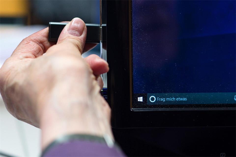 USB-Stick bleibt unerkannt? Ursache kann ein defekter Anschluss sein, nicht unbedingt der Datenträger selbst.Sebastian Gollnow/dpa Themendienst/dpa-tmn