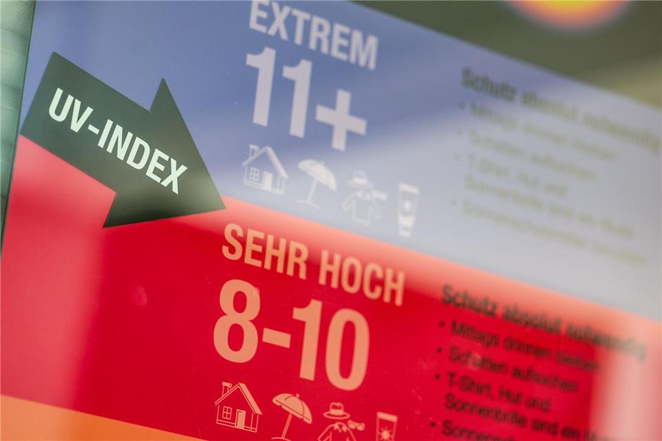 UV-Index-Tafeln informieren über den richtigen Sonnenschutz. (Archivbild)Thomas Banneyer/dpa