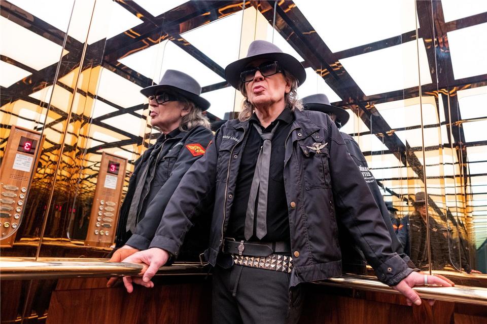 Udo Lindenberg im Fahrstuhl des Hotel Atlantic in Hamburg: Es geht in der Doku aber nicht nur um seine musikalische Karriere. Cornelia Quast/NDR/ARD/Tine Acke/dpa