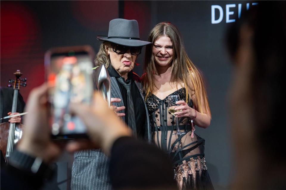 Udo Lindenberg und Ikkimel stehen bei der Verleihung des Deutschen Musikautor*innenpreises zusammen.Christophe Gateau/dpa