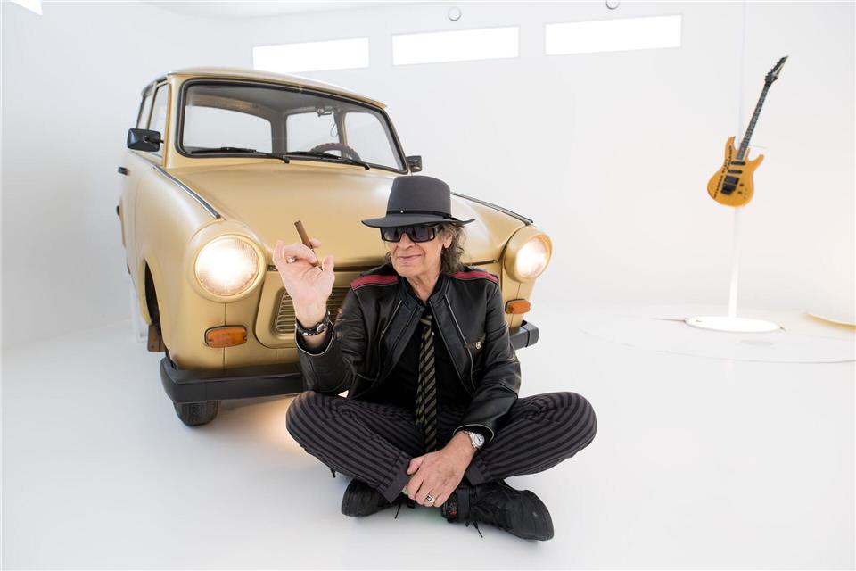 Udo Lindenbergs goldener Trabi aus der „Panik City“ wurde für 1.430 Euro versteigert. (Archivbild)Daniel Reinhardt/dpa