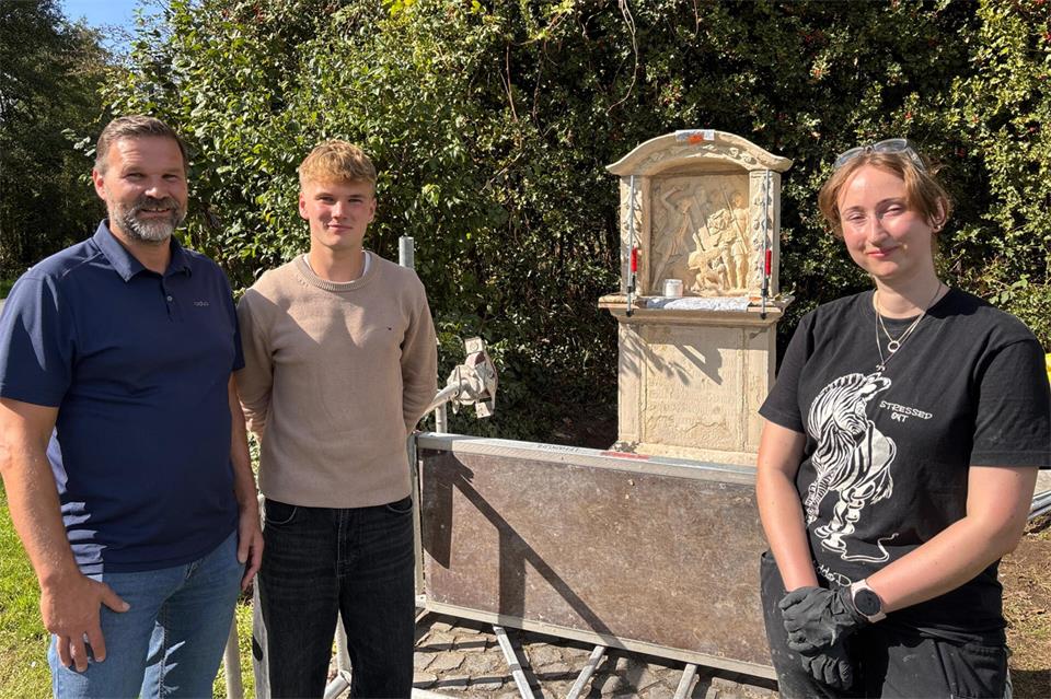 Udo Thebing-Barrier, sein Sohn Kenneth Thebing-Barrier und Restaurateurin Simone Gerber vor dem Jesus-Denkmal am Barrier Paettken.