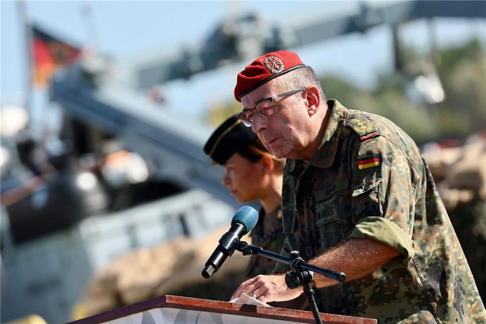 „Üben, üben, üben“, gab Breuer als eine Maxime für die Bundeswehr aus.Jens Büttner/dpa