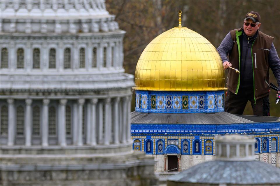 Über 100 Bauwerke aus aller Welt, neue Technik im Planetarium und Osteraktionen erwarten Besucher zur neuen Saison. Hendrik Schmidt/dpa