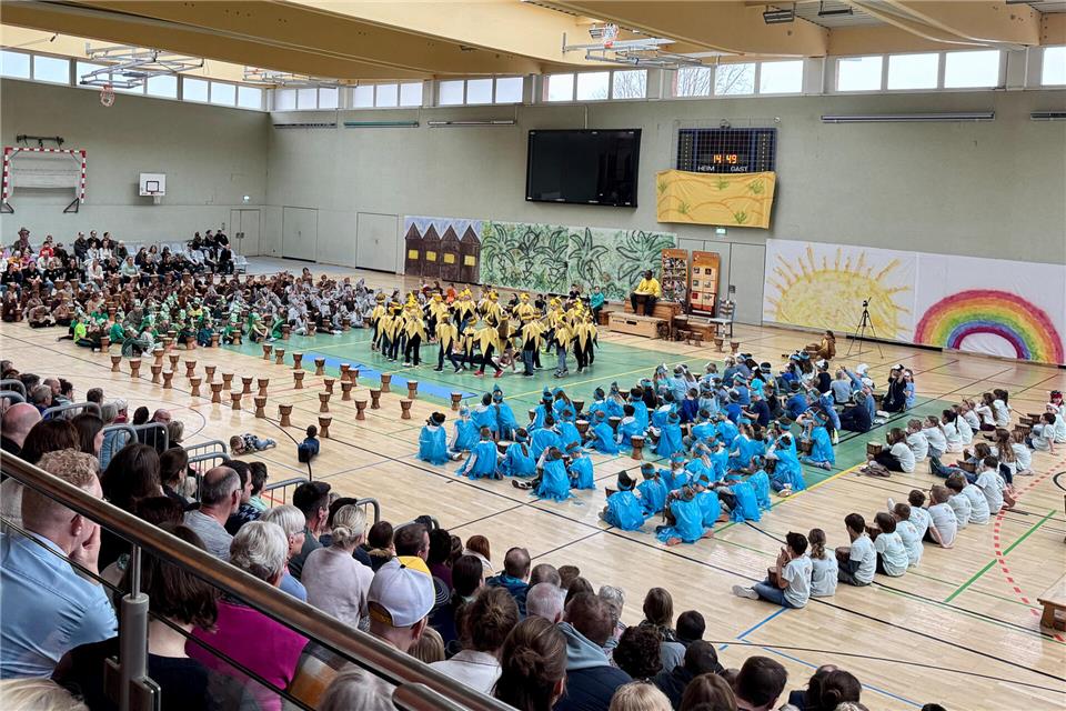 Über 1000 Menschen waren für die Aufführung der Schüler in die Mergelsberghalle gekommen. Das Ausweichen nach Borken war für die Weseker Grundschule „einfach eine Platzsache“, sagt Schulleiter Grüter.