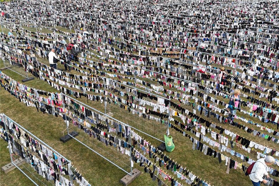 Über 142.000 Socken auf über elf Kilometern Leine wurden aufgehängt. (Archivbild)Sebastian Willnow/dpa