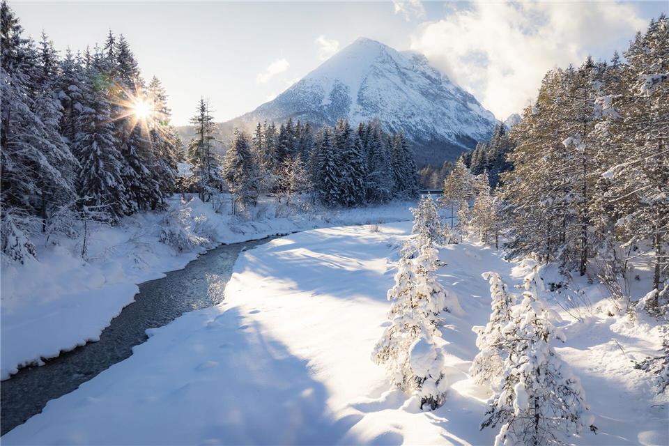 Über 2.662 Metern türmt sich die Hohe Munde auf. Die Leutascher Ache mündet später in die Isar.Region Seefeld/dpa-tmn