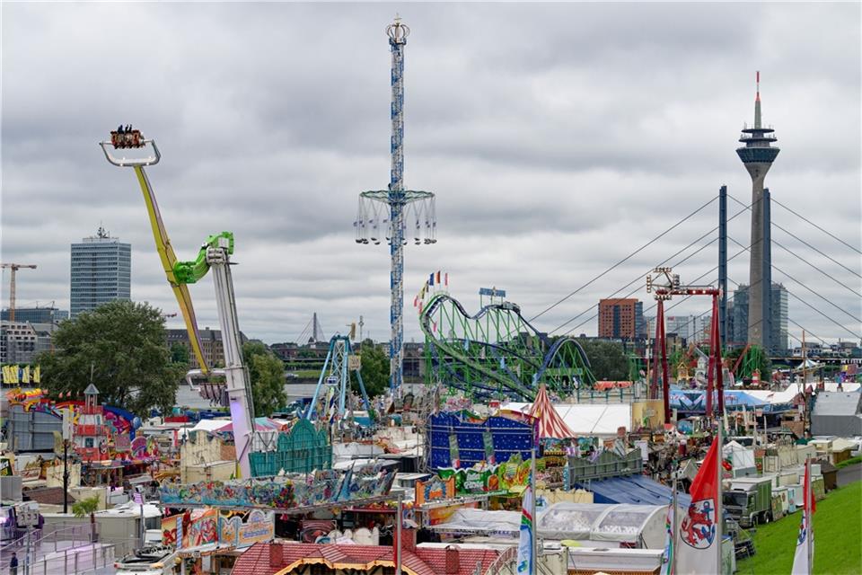 Über 300 Schausteller sind auf den Rheinwiesen im Stadtteil Oberkassel dabei. 