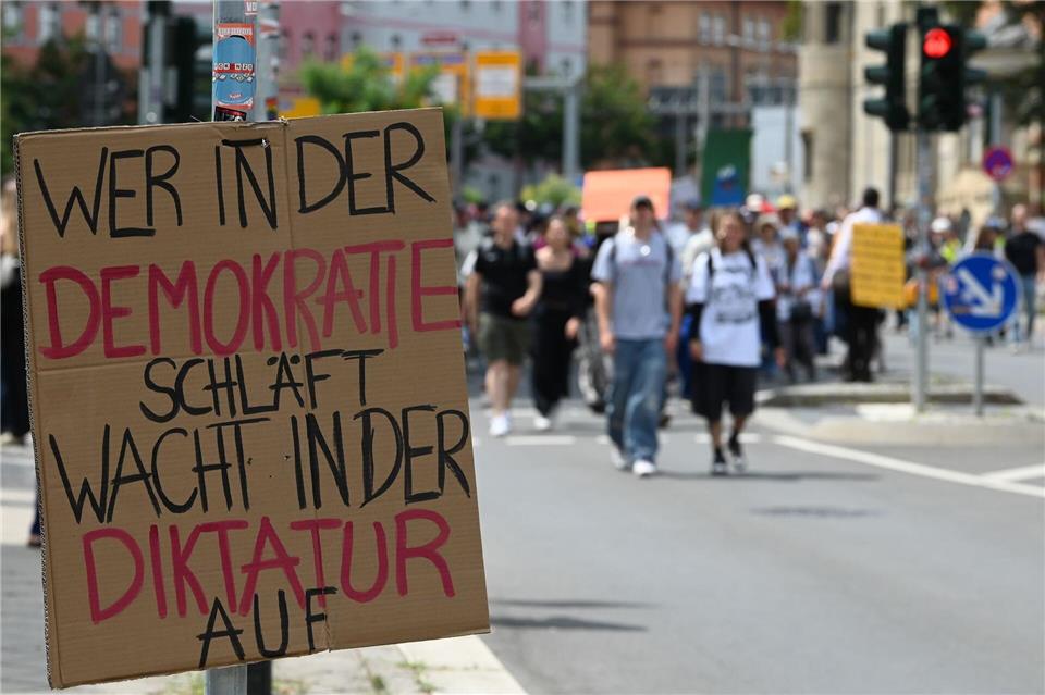 Über 30.000 Menschen beteiligten sich an Protesten gegen AfD-Parteitag. Heiko Rebsch/dpa