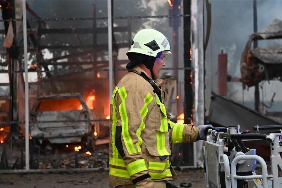 Über 50 Feuerwehrleute waren in Dorsten im Einsatz, aber die Kfz-Werkstatt war nicht mehr zu retten.
