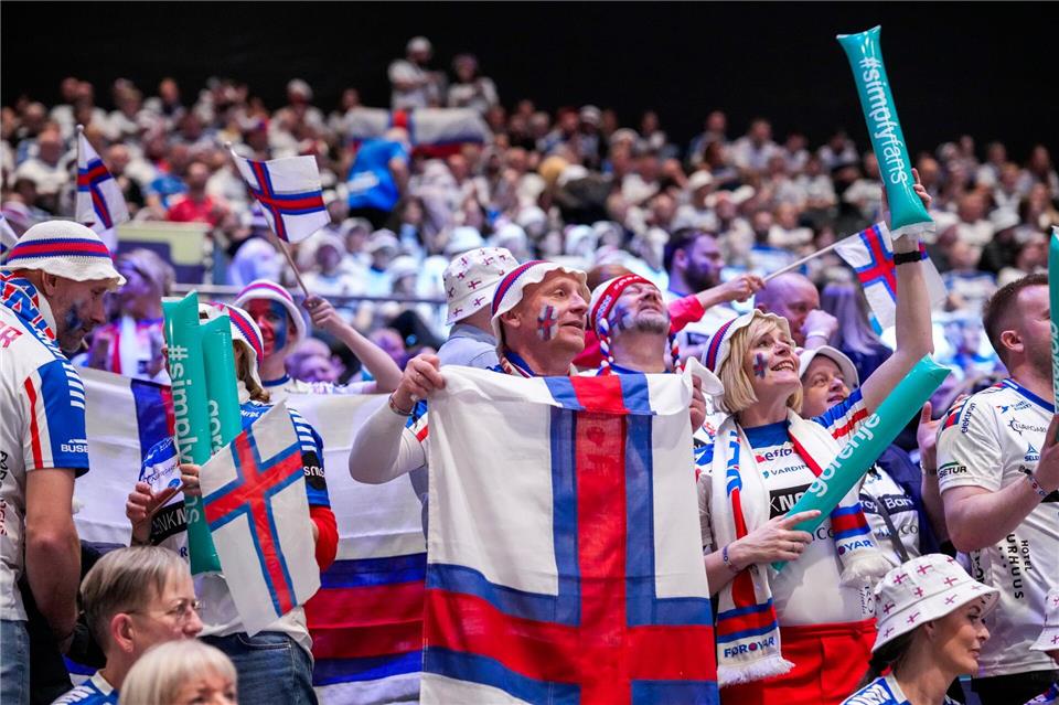 Über 6.000 Fans in Oslo: Die Fans der Färöer feiern eine Handball-Party. Cornelius Poppe/NTB/dpa