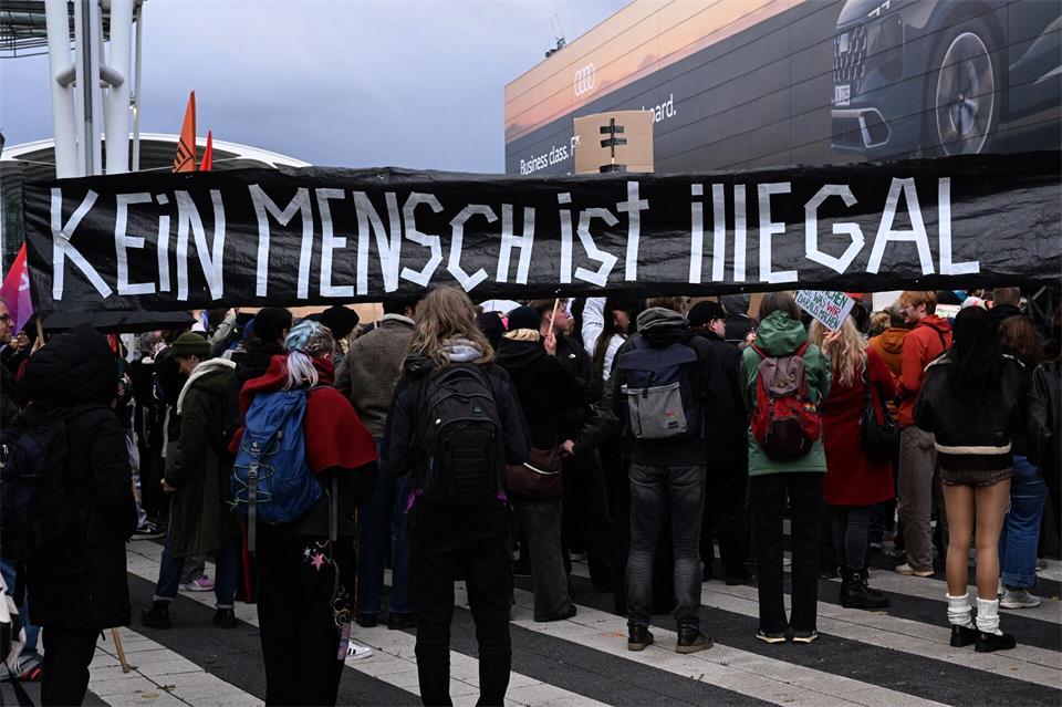 Über 700 Menschen demonstrieren am Münchner Flughafen.Felix Hörhager/dpa