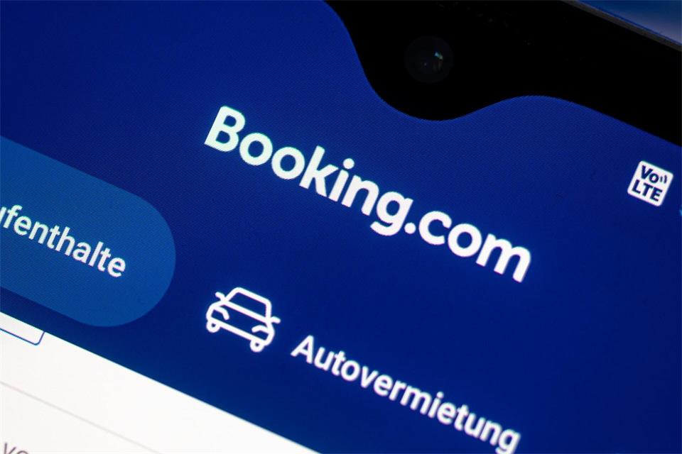 Über Booking können zum Beispiel Übernachtungen in Hotels gebucht werden. (Archivbild)Fabian Sommer/dpa