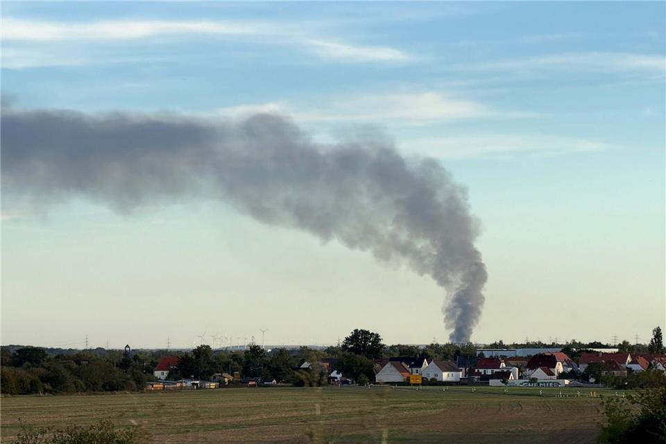 Über Groitzsch war eine hohe Rauchsäule zu sehen.Jan Woitas/dpa