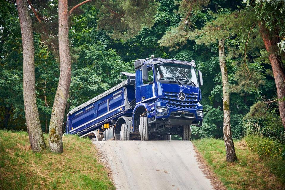 Über Hügel, Stock und Stein: Wer fernab gewöhnlicher Straßen Lasten bewegen will, greift zu Trucks wie dem Arocs 4151 von Mercedes.Frederik Dulay-Winkler/Daimler Truck AG/dpa-tmn