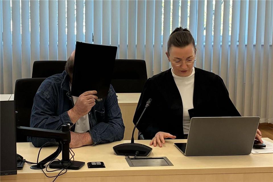 Über Jahre soll der Angeklagte unter anderem seine Stieftochter sexuell missbraucht haben. Marie Frech/dpa