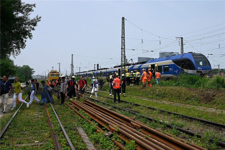 Über Leitern mussten die Fahrgäste den Zug auf offener Strecke verlassen. Berufsfeuerwehr München/dpa