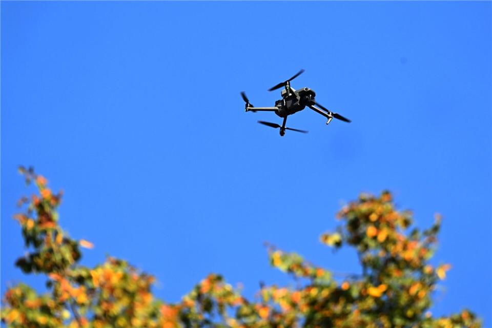 Polizei und Rettungskräfte üben Drohneneinsätze am Alpenrand Über Miesbach dürften am Samstagnachmittag gleich mehrere Drohnen zu sehen sein. (Symbolbild)Felix Hörhager/dpa